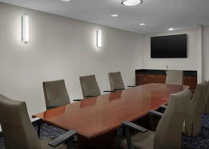 Courtyard By Marriott Downtown 3*