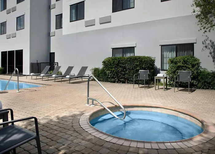 Courtyard By Marriott Downtown Hotel